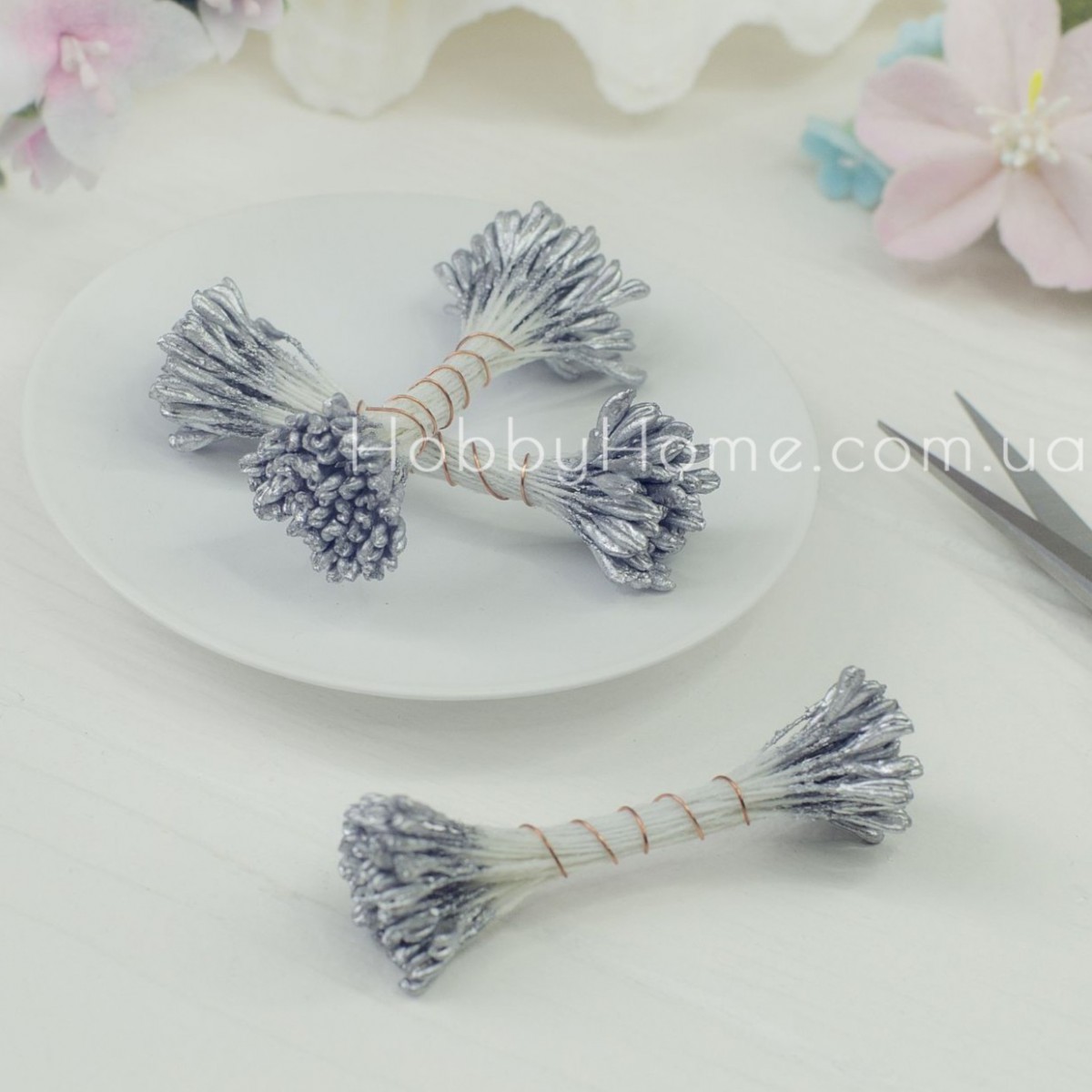 Фігурні тичинки срібні 3 мм, глянцеві, двосторонні, декоративні на нитці Фігурні тичинки срібні 3 мм, глянцеві, двосторонні, декоративні на нитці