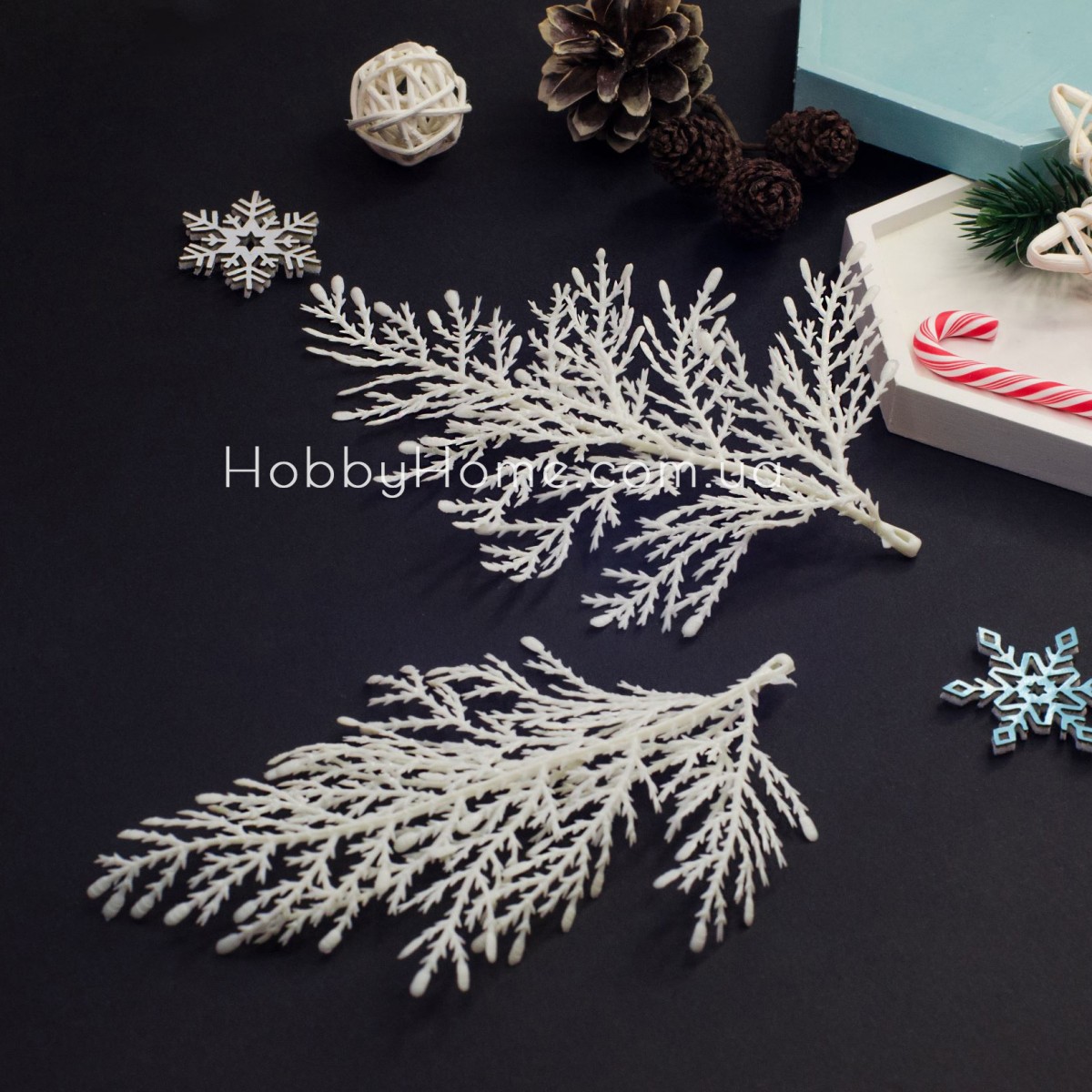 Тепло Біла пласка гілка хвої 14 см — м’яка, декоративна, лита