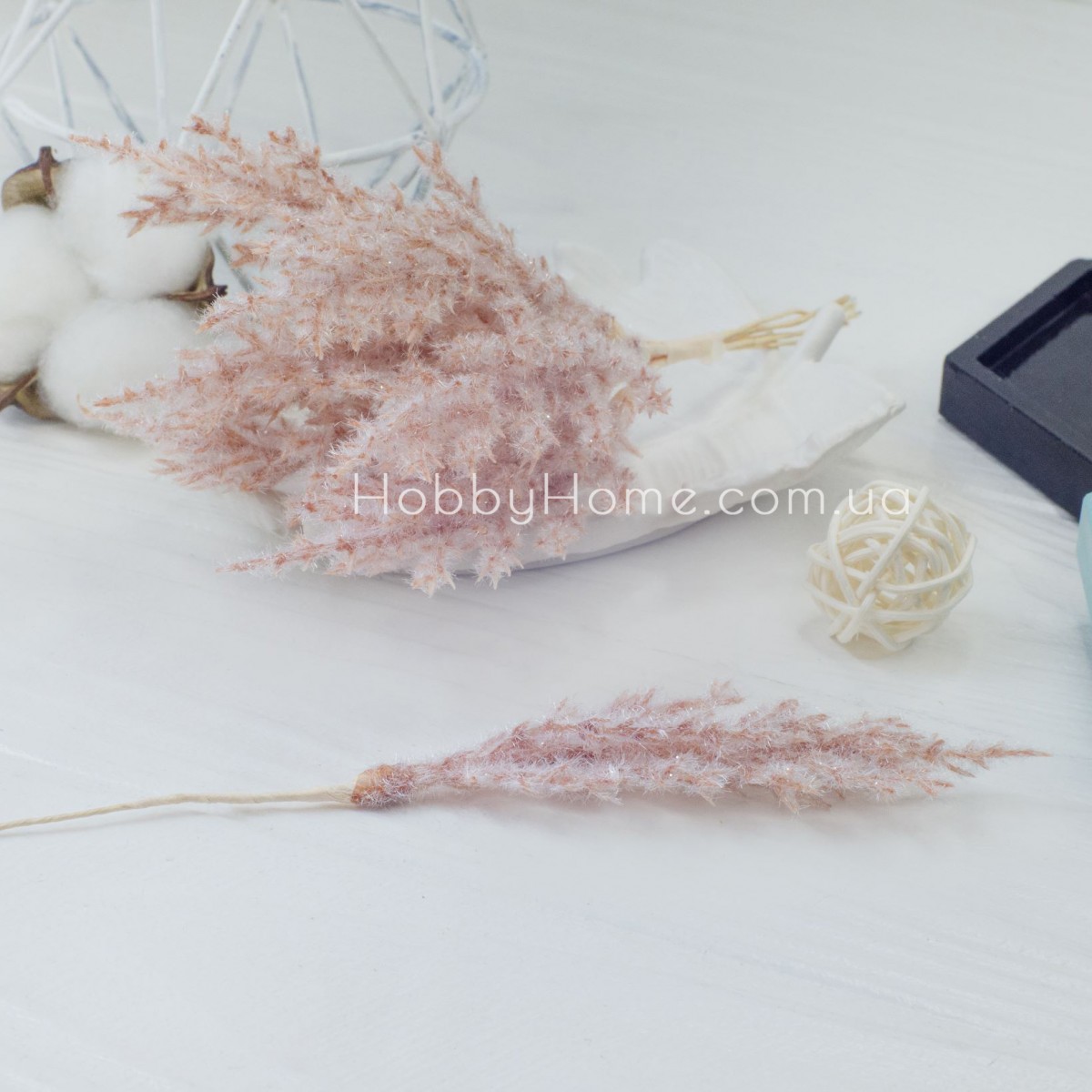 Декоративна пухнаста гілка Рожева 19 см з флоком