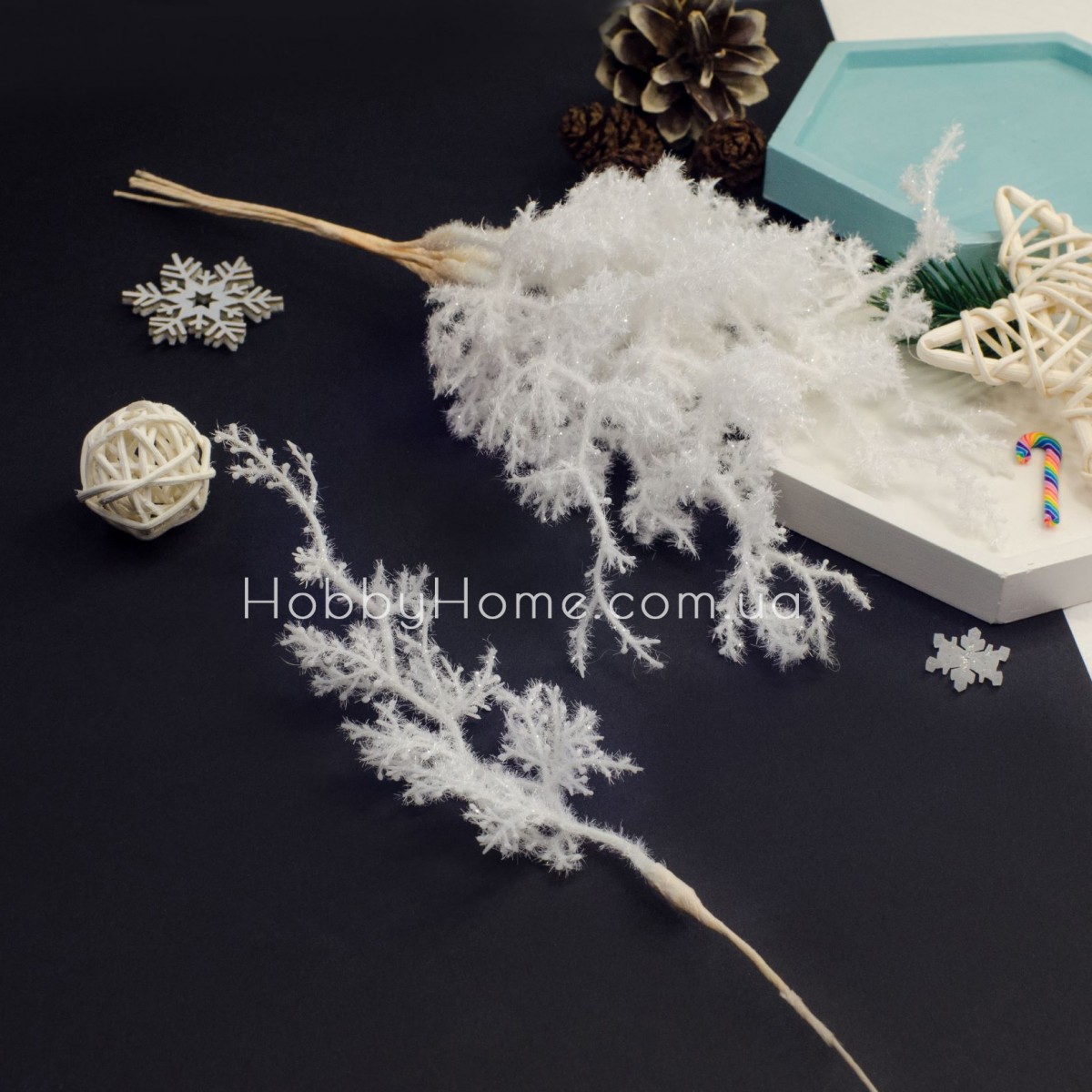 Коралова гілка з флоковим напиленням 22 см Біла