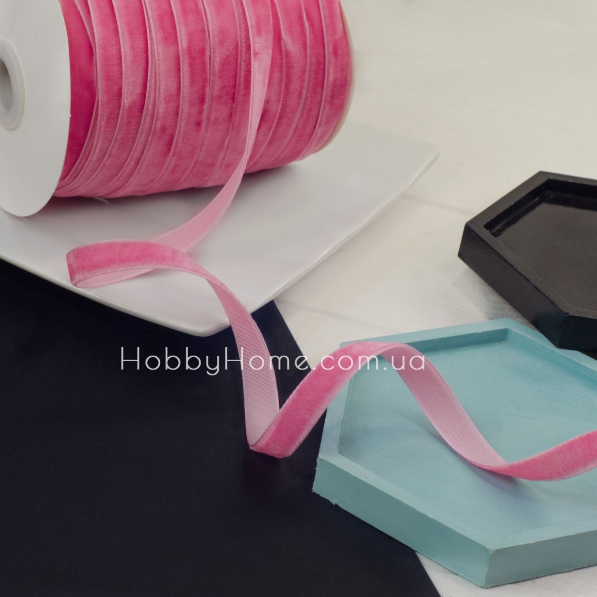 Оксамитова стрічка 1 см фуксія — для подарунків, декору й рукоділля Оксамитова стрічка 1 см фуксія — для подарунків, декору й рукоділля