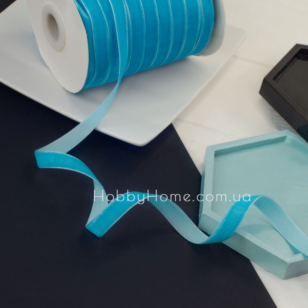 Оксамитова стрічка 1 см яскраво-блакитна — для пакування і рукоділля