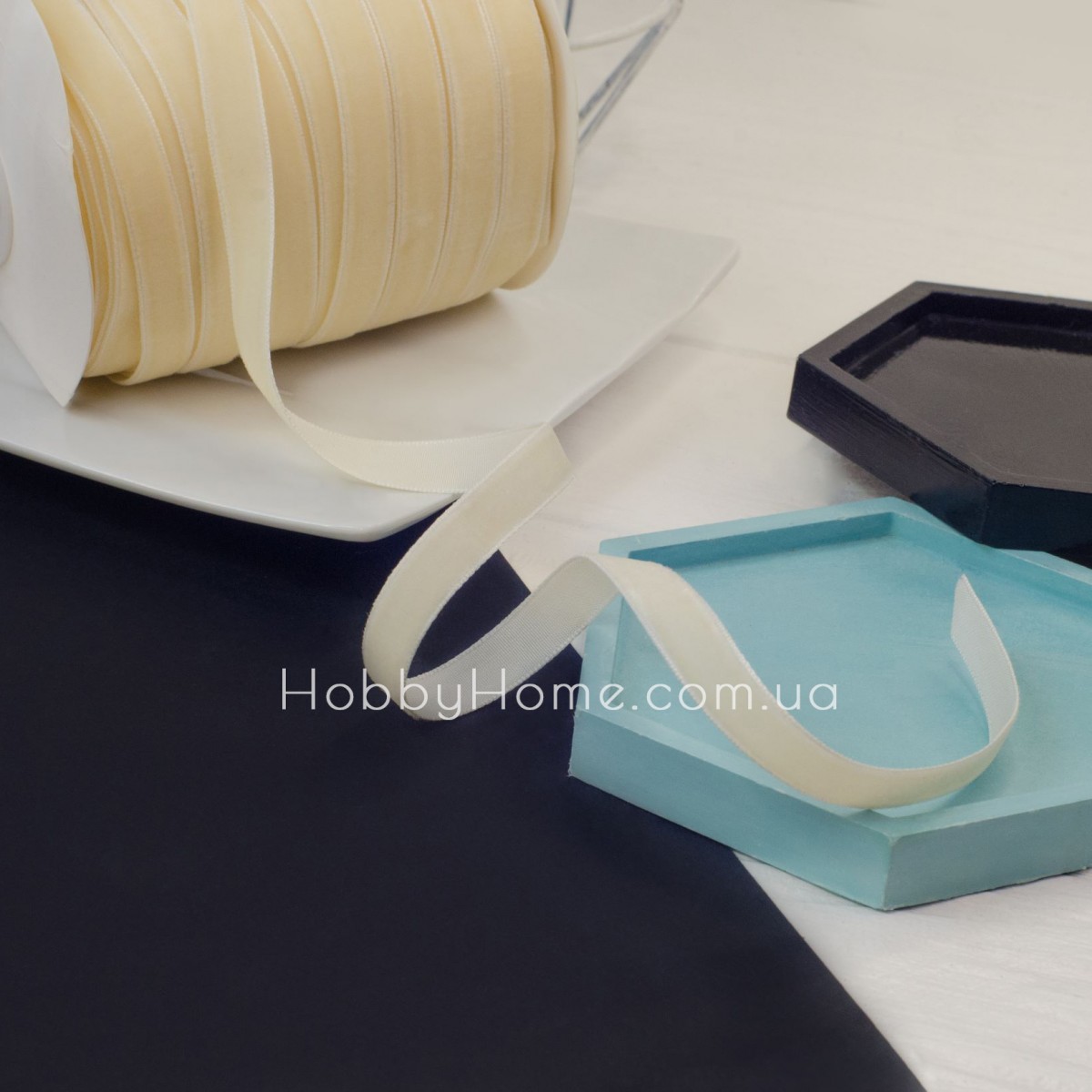 Оксамитова стрічка 1 см бежева — для подарунків, рукоділля та декору