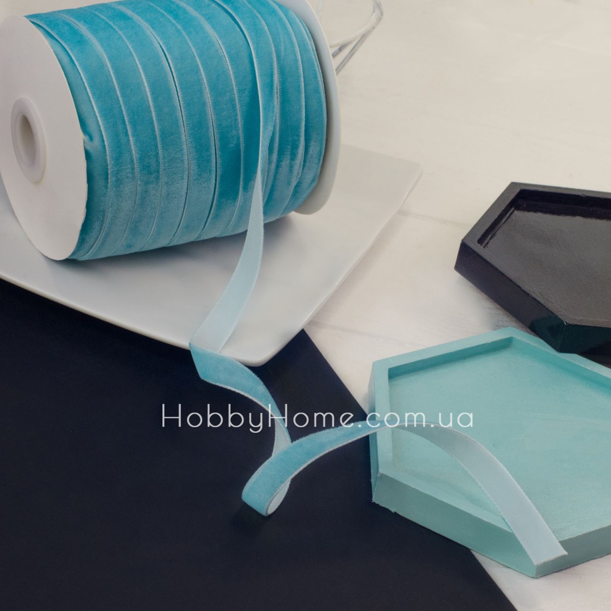 Оксамитова стрічка 1 см блакитна — для пакування, декору та рукоділля Оксамитова стрічка 1 см блакитна — для пакування, декору та рукоділля