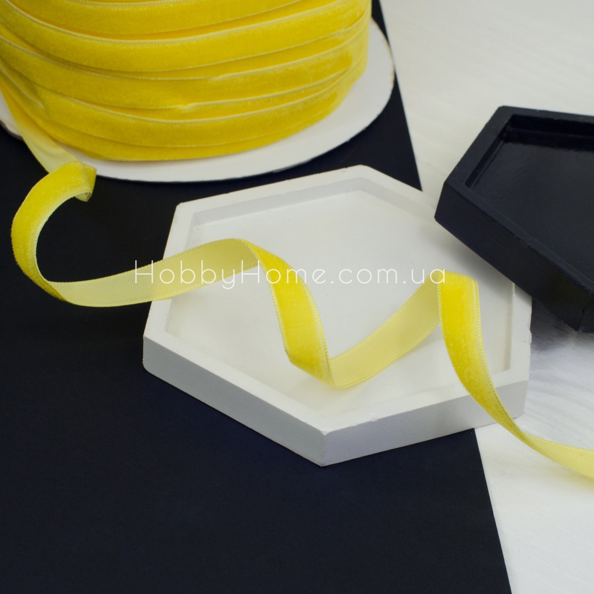 Оксамитова стрічка 1 см насичено жовта — для декору, упаковки та хендмейду