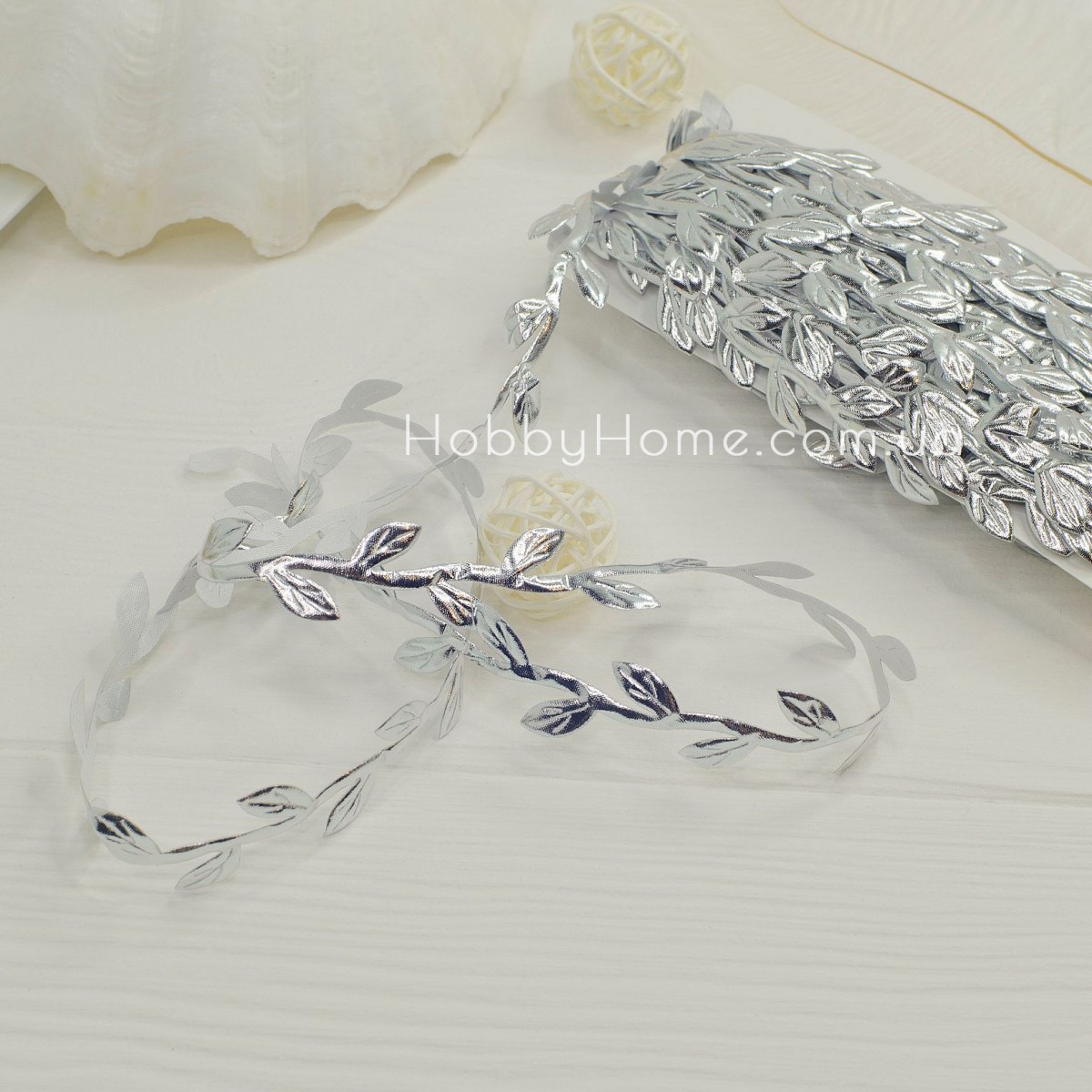 Ліана декоративна стрічка з листочками 0,8см Срібна Ліана декоративна стрічка з листочками 0,8см Срібна