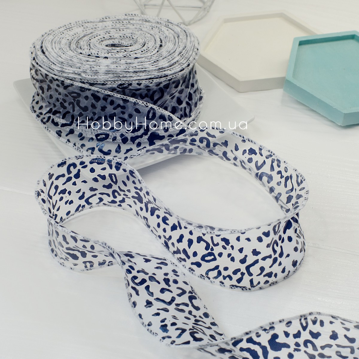 Стрічка органза з леопардом 6 см Біла з прошитим та жорстким краєм