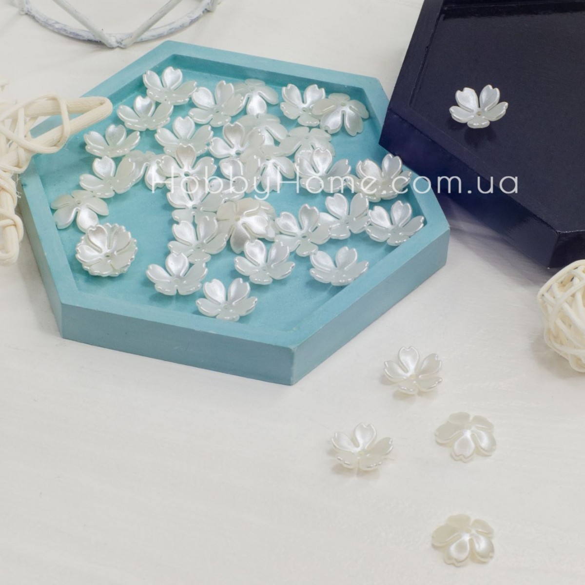 Акрилові квіти намистини 1,5см обіймачі Білий перламутр